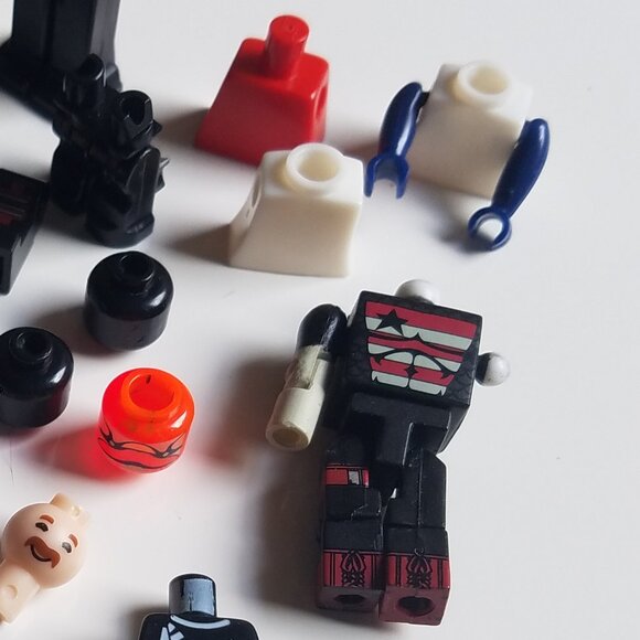 Lego Miscellaneous Mini Figure Pieces - Picture 11 of 12